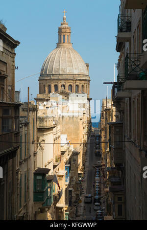 Scène avec Madonna tal-Karmnu - Basilique Notre Dame du Mont Carmel (célèbre église catholique romaine ) dome - Menthe et vieux Street, Valletta, Malte. Banque D'Images