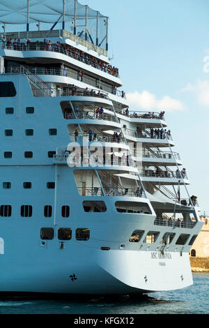 La poupe du bateau de croisière MSC Armonia dans le Grand Port, de Malte. Elle a été détenue et exploitée par des croisières MSC depuis 2004. (91) Banque D'Images