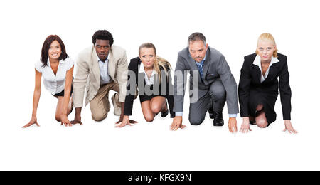 Portrait de déterminé d'affaires multiethniques ready to race against white background Banque D'Images