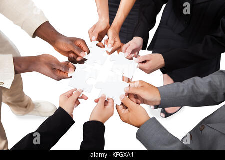 Image rognée du puzzle de la main de gens d'affaires sur fond blanc Banque D'Images