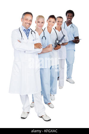 Portrait complet d'une équipe médicale multiethnique heureuse debout sur fond blanc Banque D'Images