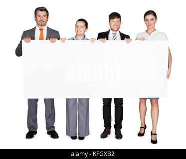 Portrait complet d'hommes d'affaires confiants affichant un grand panneau d'affichage sur fond blanc Banque D'Images