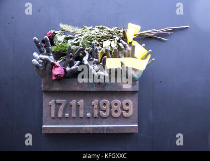 Symbole de la révolution de velours du 17 novembre 1989 en Tchécoslovaquie, une main dépeignant la liberté du communisme à Prague,un signe contre com tchécoslovaque Banque D'Images