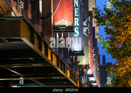 WA14166-00...WASHINGTON - bannières à l'extérieur de Safeco Field à Seattle. Banque D'Images