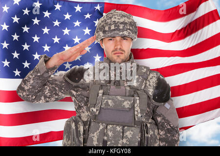 Portrait de soldat saluant in front of american flag Banque D'Images