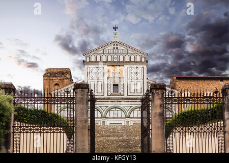 Basilica di San Miniato al Monte sur la colline au-dessus de florence Banque D'Images