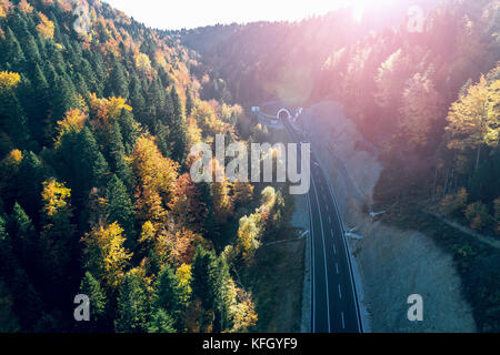 Vue aérienne de drone montagne viaduc et route moderne avec tunnel karaula en Bosnie-Herzégovine. connexion entre Sarajevo et Tuzla. tonique amp Banque D'Images