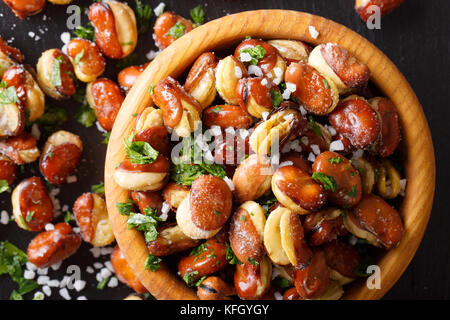 Apéritif salé frit croustillant de fèves dans un bol sur une table horizontale. haut Vue de dessus Banque D'Images