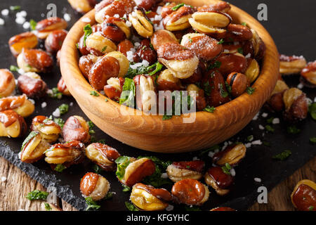 Délicieux apéritif salé frit gros haricots verts avec dans un bol sur la table horizontale. Banque D'Images