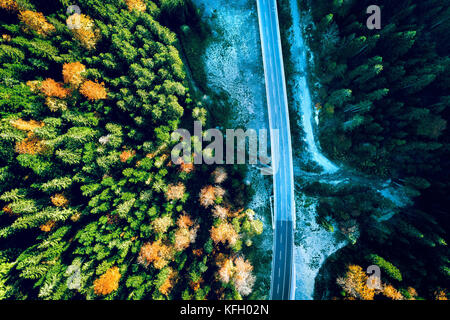 Route de montagne moderne en Bosnie-Herzégovine reliant deux grandes villes : Sarajevo et Tuzla. karaula passage supérieur. Banque D'Images