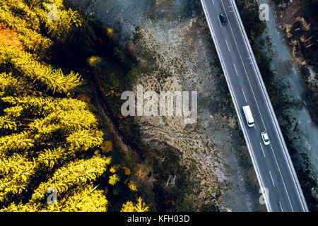 Route de montagne moderne en Bosnie-Herzégovine reliant deux grandes villes : Sarajevo et Tuzla. karaula passage supérieur. Banque D'Images