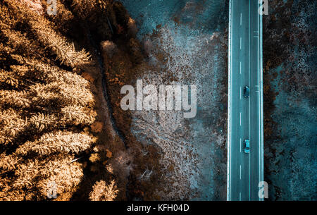 Route de montagne moderne en Bosnie-Herzégovine reliant deux grandes villes : Sarajevo et Tuzla. karaula passage supérieur. Banque D'Images