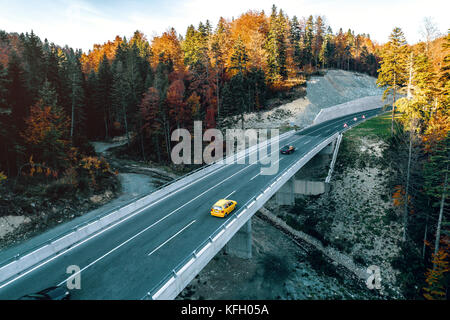 Route de montagne moderne en Bosnie-Herzégovine reliant deux grandes villes : Sarajevo et Tuzla. karaula passage supérieur. Banque D'Images