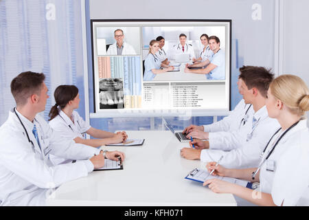 Équipe de médecins ayant conférence vidéo à l'hôpital de la réunion Banque D'Images