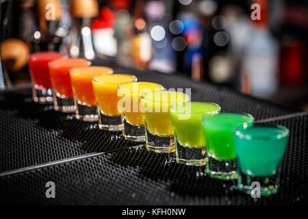 Une rangée de disque les clichés en couleurs arc-en-ciel servi sur le comptoir du bar Banque D'Images