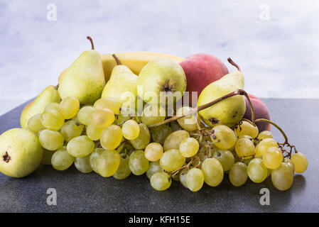 Poires fruits Bananes Raisins sur la table de cuisine Banque D'Images