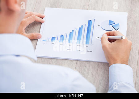 Portrait of businessman analyse graphique at desk in office Banque D'Images