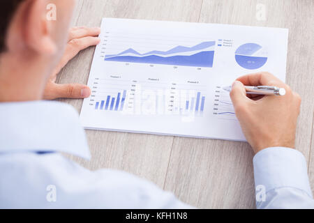 Portrait of businessman analyse graphique at desk in office Banque D'Images