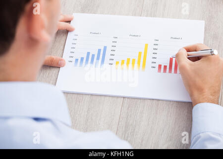 Portrait of businessman analyse graphique at desk in office Banque D'Images