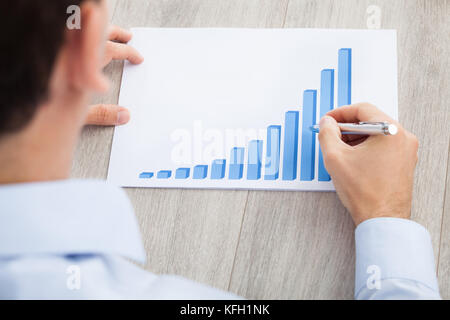 Portrait of businessman analyse graphique at desk in office Banque D'Images