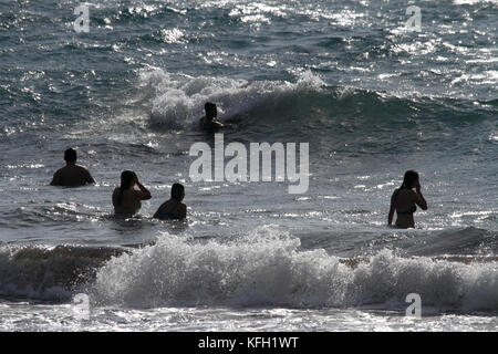 Style de vie méditerranéen. Les nageurs dans la mer. Vacances d'été. Banque D'Images