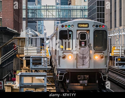 Train sur la station lasalle van Buren sur la boucle, Chicago, IL - 3 août 2017 : train jusqu'à kimball de quitter la station lasalle van Buren entouré par Banque D'Images