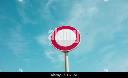 Road sign against blue sky Banque D'Images
