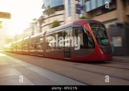 Un tramway passant dans les rues de Casablanca Banque D'Images