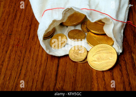 American gold coins, sur table en bois dans la pochette en tissu Banque D'Images