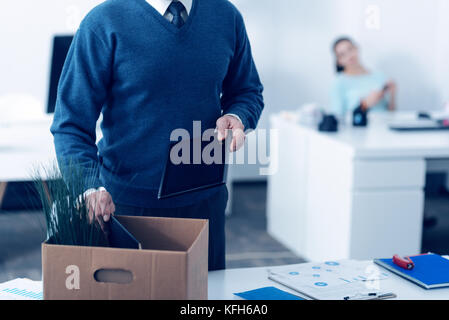 Close up of mature man l'emballage des fournitures de bureau à fort Banque D'Images