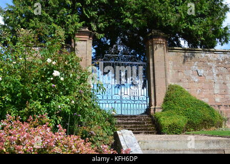 Porte en fer forgé dans le jardin à l'abbaye Stoneleigh, Stoneleigh, Warwickshire, UK Banque D'Images