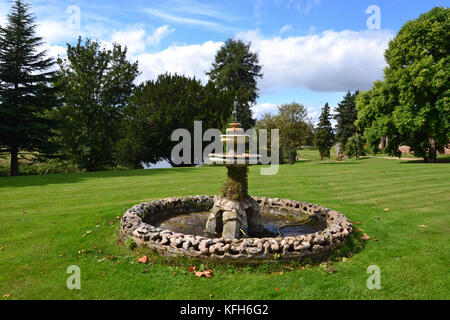 Fontaine de l'eau dans le jardin formel à Stoneleigh Abbey de Stoneleigh Warwickshire, Royaume-Uni, Banque D'Images