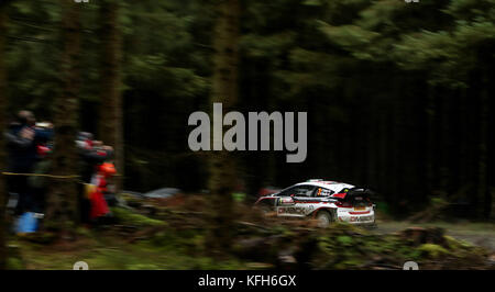 Elfyn Evans dans le Ford Fiesta RS WRC pendant le quatrième jour du Dayensure Wales Rally GB. Banque D'Images