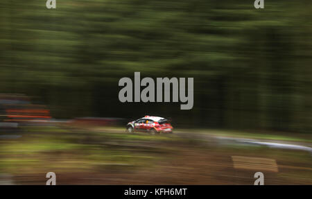 Craig Breen et Scott Martin dans leur Citroën Total Abu Dhabi WRT Citroën C3 WRC pendant le quatrième jour du Dayensure Wales Rally GB. Banque D'Images