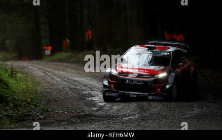 Kris Meeke, de Grande-Bretagne, et Paul Nagle, d'Irlande, se disputent dans leur Citroën Total Abu Dhabi WRT Citroën C3 WRC au cours du quatrième jour du Dayensure Wales Rally GB. Banque D'Images