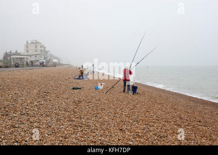 Pêcheurs de plage pêchant le long de la plage de galets dans la brume, Deal, Kent, Angleterre, Royaume-Uni, Europe Banque D'Images
