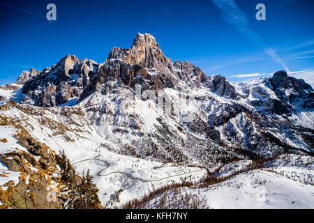 Panorama des dolomites italiennes d'hiver Banque D'Images