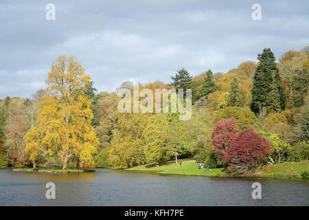 Le soleil brille sur les arbres d'automne de la propriété Stourhead du National Trust dans le Wiltshire. Banque D'Images