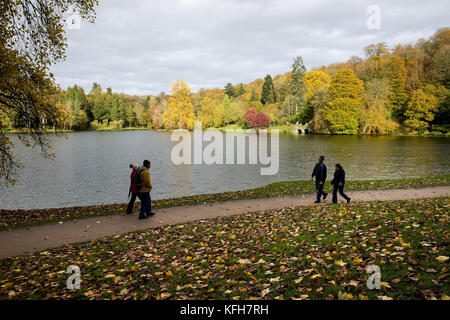 Les gens apprécient les couleurs de l'automne à la propriété Stourhead du National Trust dans le Wiltshire. Banque D'Images