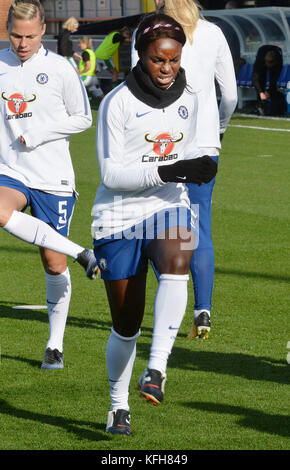 Chelsea Ladiess' Eniola Aluko se réchauffe avant le match de Super League féminin au stade Kingsmeadow, Londres. Banque D'Images