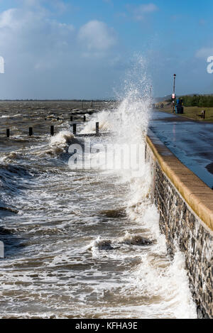 Brian Storm Chalkwell, Southend on Sea, Essex. Le fracas des vagues sur la promenade. Banque D'Images