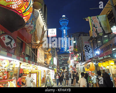 Un portrait à la recherche jusqu'à la Tour Tsutenkaku dans le district de Shinsekai Osaka Japon Banque D'Images