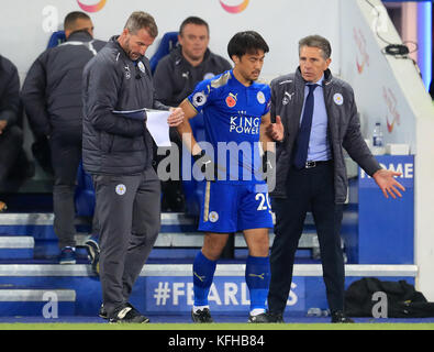 Le nouveau directeur de Leicester City, Claude Puel, se prépare à prendre Shinji Okazaki lors du match de la Premier League au King Power Stadium de Leicester. Banque D'Images