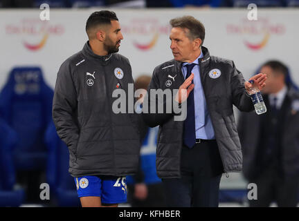 Claude Puel, le nouveau directeur de Leicester City, et Riyad Mahrez après le match de la Premier League au King Power Stadium de Leicester. Banque D'Images
