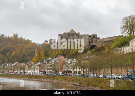 Village de bouillon avec la Semois et le château au sommet de la montagne Banque D'Images