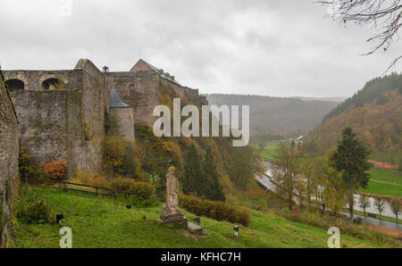 Vue sur le château de bouillon et la statue de Godefroy Banque D'Images