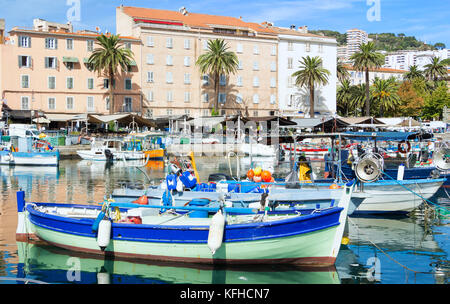 Le bateau de pêche coloré dans le port d'Ajaccio, île Corse. Banque D'Images