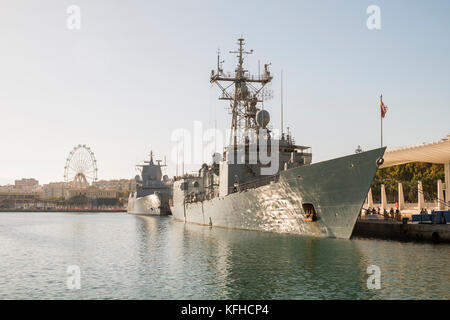 Port de Málaga (Espagne). Frégate Numancia (Espagne) et la frégate KNM Otto Sverdrup. 29 octobre 2017. Banque D'Images