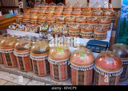 Affichage des épices et herbes colorées dans le vieux bazar à Antalya. La Turquie. Banque D'Images