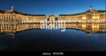 Water Mirror, le miroir d'eau, la plus grande piscine à réflexion du monde de nuit sur la place de la Bourse, Bordeaux, Banque D'Images